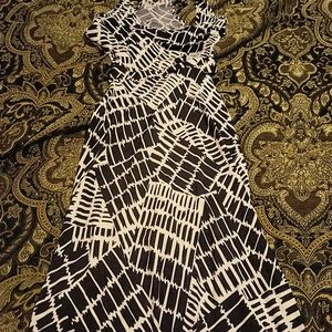 Stylish 2 B Bebe Black and White Patterned Maxi Dress